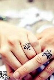 Pirkstu mazā mīlas drukas tetovējuma raksts