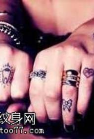 Tattoo tatuazh në gisht