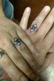 Ob peb ntiv tes ntiv tes rau ntawm Dub Geometric Yooj Yim Kab Tsim Vaj Paj Nruag Tattoo Duab