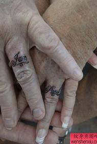 Você pode mostrar seu amor com uma tatuagem de anel de tatuagem de casal