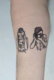 Mistari ndogo ya tatoo la kiume la tattoo ndogo kwenye picha nyeusi ya takwimu ya fimbo