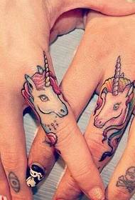 Tatuatge unicorn de dits de parella