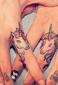 Tatuaje de unicornio de dedo de pareja