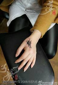 Mchoro wa tatoo rahisi na maridadi ya kipepeo