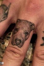 指ブルドッグ犬のタトゥーパターン