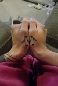 Minimalistische vinger tattoo mannelijke student vinger op zwarte pinguïn tattoo foto