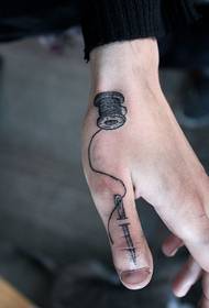 Igla tetovaža tetovaža uzorak na prstu