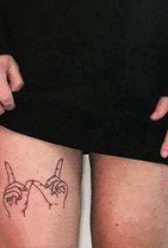 Татуювання пальця дівчини стегна на мінімалістичний малюнок пальця татуювання