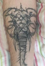 Татуировка маленького животного на руке черного слона