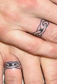 Olika älskares fingerled på olika fingerringstatueringsmönster