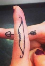 Dito creativo illimitato arco e freccia totem tatuaggio