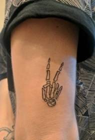 Tatuaje de brazo óseo estudante masculino brazo grande na imaxe de tatuaxe de óso de dedo negro