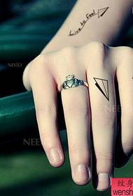 un modello di tatuaggio con le dita