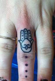 Padrão de tatuagem clássico no dedo