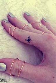Modello di tatuaggio ragno sul dito