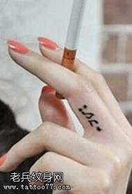 Palec specjalny świeży wzór tatuażu