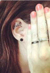 Dito della ragazza del tatuaggio dell'anello di dito sull'immagine nera del tatuaggio dell'anello