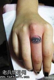Acu tetovējuma raksts uz pirksta