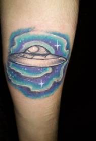 Materiale del tatuaggio del braccio, braccio maschile, cielo stellato e immagine del tatuaggio del disco volante