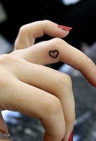 თითის მშვენიერი ლამაზი პატარა სიყვარულის tattoo ნიმუში