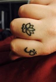 Dito della ragazza del tatuaggio del loto di sonno sull'immagine nera del tatuaggio del loto