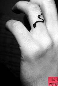 Finger yekugadzira yenyoka tattoo