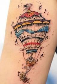 Un fermoso conxunto de tatuaxes con estilo de ilustración de cores con brazos e pernas