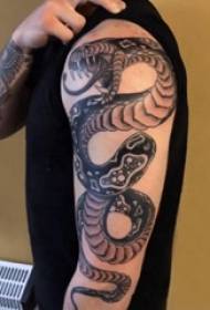 Viper tattoo patroon manlike seuntjie arm op swartgrys slang tattoo foto