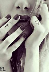 Dito bello amore modello croce tatuaggio