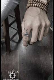 Mažas burlaivio tatuiruotės raštas ant piršto