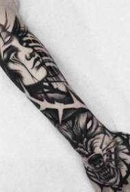 неколико кракних дизајна тетоважа на црној и сивој руци