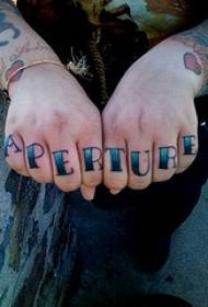 Dito nero e blu lettera tatuaggio modello