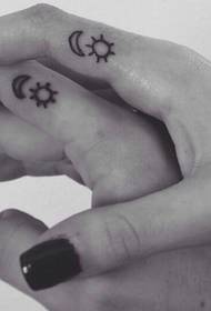 Coppia di dito picculu mudellu di tatuaggio di luna di soli