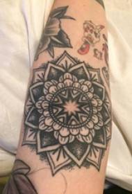 Geometrinis elementas tatuiruotės merginos ranką ant juodos vanilės tatuiruotės paveikslėlio