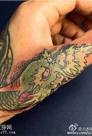 Tatuaggio del rubinetto sul dito