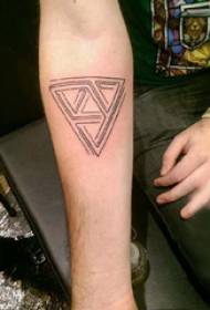 Lengan tatu gambar lengan lelaki pada gambar tatu segitiga hitam