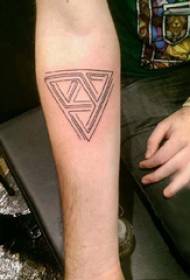 Immagine del tatuaggio del braccio Immagine del tatuaggio del braccio del ragazzo sul triangolo nero