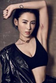 Immagine del tatuaggio minimalista nero braccio di stella del tatuaggio di Cecilia Cheung