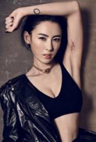 รอยสักสีดำ Minimalist ของรอยสักดาวของ Cecilia Cheung