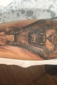 Lion head tattoo fotografie chlapec malá paže na černé šedé tetování zvíře lví hlava tetování obrázek