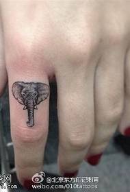 Fingro bela malgranda elefanto tatuaje mastro
