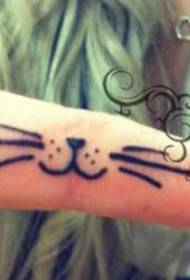 Дјевојка прст слатка мачка тетоважа узорак