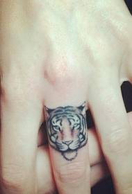 Cool και εξατομικευμένο δάχτυλο τατουάζ