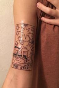 Liña tatuaxe cadro rapaza negra tatuaxe imaxe no brazo da rapaza