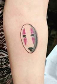 krahu i vajzës së maskës së tatuazhit mbi foton e tatuazhit me maskë me ngjyra