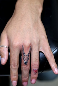 Tatuaggio teschio di pecora femmina sul dito femmina
