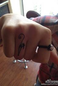 Κορίτσι δάχτυλο μικρό και κομψό τατουάζ μοτίβο τατουάζ γάτα