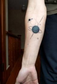 fotografia e krahut të tatuazhit të krahut të djalit në figurën e tatuazhit të planetit të zi