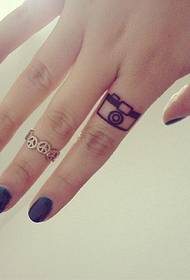 Bella piccola macchina fotografica tatuaggio sul dito