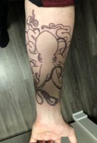 Setšoantšo sa tattoo sa octopus e ntšo ka setšoantšo sa letsoho la ngoanana